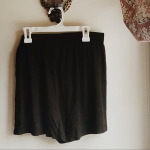 Elastic black shorts
